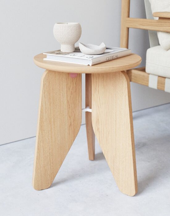 Een stevige kruk die je overal gemakkelijk neer kan zetten. Gebruik jij het als een bijzettafel? Dat is geen probleem voor Lale. Geïnspireerd op de contouren van een tulp! Door deze mooie vormen en details is het een kruk die veel liefde zal ontvangen. 