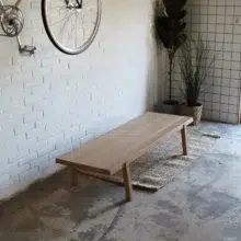 Salontafel 5 R03 Deze salontafel is een solistisch meubelstuk die een wat sobere uitstraling heeft met kleine uitsprekende details. Zo staat alles met 5º stevig op zijn plek.