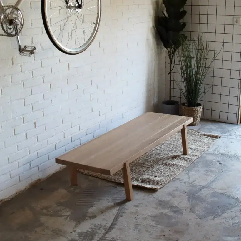 Salontafel 5 R03 Deze salontafel is een solistisch meubelstuk die een wat sobere uitstraling heeft met kleine uitsprekende details. Zo staat alles met 5º stevig op zijn plek.