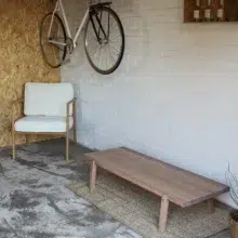 Salontafel 5 R04 Deze salontafel is een solistisch meubelstuk die een wat sobere uitstraling heeft met kleine uitsprekende details. Zo staat alles met 5º stevig op zijn plek.