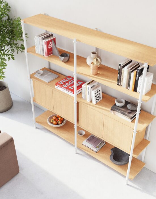 Een modulaire wandkast die zich makkelijk aanpast aan de ruimte en het doel waarvoor je het wenst. Een wandkast om mee te pronken in al zijn schoonheid. Mödula is gecreëerd met het doel om ronde buizen te combineren met een simplistische montage en demontage mogelijkheden. Het kastelement kan je op elke gewenste plank plaatsen (mits het tussen twee legplanken ligt. In elk systeem hoort een kastelement dit zorgt ervoor dat het een stabiele constructie blijft.