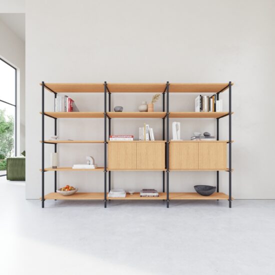 Een modulaire wandkast die zich makkelijk aanpast aan de ruimte en het doel waarvoor je het wenst. Een wandkast om mee te pronken in al zijn schoonheid. Mödula is gecreëerd met het doel om ronde buizen te combineren met een simplistische montage en demontage mogelijkheden. Het kastelement kan je op elke gewenste plank plaatsen (mits het tussen twee legplanken ligt. In elk systeem hoort een kastelement dit zorgt ervoor dat het een stabiele constructie blijft.