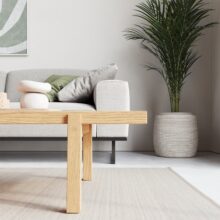 Salontafel 5 Camera 2 Een solistisch meubelstuk die een wat sobere uitstraling heeft met kleine uitsprekende details. Zo staat alles met 5º stevig op zijn plek.