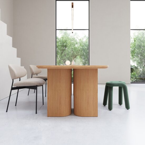 Eettafel Dall’onda van massief eikenhout met golfpatroon Handgemaakte eiken eettafel Dall’onda in modern interieur Detail van eiken tafelpoten met golfpatroon Dall’onda