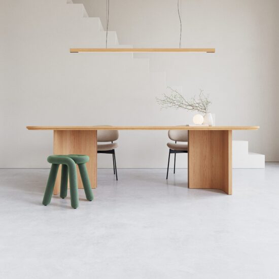 Eettafel Dall’onda van massief eikenhout met golfpatroon Handgemaakte eiken eettafel Dall’onda in modern interieur Detail van eiken tafelpoten met golfpatroon Dall’onda