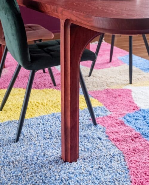 Een maatwerk eettafel met de creativiteit van Studio à la part. Tijdloos en robuust. Een maatwerk eettafel die je leven lang mee gaat. Ze zeggen dat je geen discussies moet voeren aan tafel, maar geloof me: aan deze tafel wil je discussies voeren.