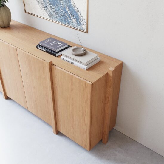 Elegant en Functioneel dat is deze moderne eiken dressoir Sento. Breng stijl en functionaliteit samen met deze moderne houten dressoir. Het ontwerp met genoeg ruimte is perfect voor het opbergen van items die je uit het zicht wilt houden. De kast is gemaakt van massief en gefineerd eiken met een natuurlijke afwerking, waardoor hij moeiteloos past in zowel moderne als Scandinavische interieurs. De verticale staanders geven de wandkast Sento een minimalistische en strakke look, terwijl de stevige constructie zorgt voor stabiliteit. Ideaal voor boeken, decoratie, planten of servies deze kast biedt volop mogelijkheden om jouw interieur een persoonlijke touch te geven. Deze wandkast Sento combineert design en praktisch nut, en is daarmee een echte blikvanger in elke ruimte.