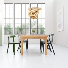 Eettafel Arco is een robuuste design eettafel met een indrukwekkend massief eiken blad van maar liefst 6 cm dik. Het verfijnde handwerk in de poten loopt subtiel door in het blad en geeft de tafel een unieke, ambachtelijke uitstraling. Hoewel Arco een stevige en zware tafel is, oogt het ontwerp verrassend rustig, organisch en tijdloos. Hierdoor past deze massief eiken eettafel moeiteloos in zowel moderne als landelijke interieurs.
