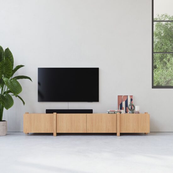 Elegant, Ruim en Functioneel dat is deze moderne eiken TV meubel Sento. Breng stijl en functionaliteit samen met deze moderne TV meubel. Het ontwerp heeft vier deuren en achter elke deur zit een legplank wat perfect is voor het opbergen van items die je uit het zicht wilt houden. Dit tv meubel is gemaakt van massief en gefineerd eiken met een natuurlijke afwerking, waardoor hij moeiteloos past in zowel moderne als Scandinavische interieurs.