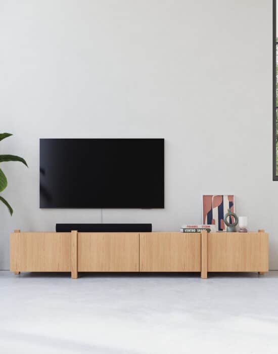 Elegant, Ruim en Functioneel dat is deze moderne eiken TV meubel Sento. Breng stijl en functionaliteit samen met deze moderne TV meubel. Het ontwerp heeft vier deuren en achter elke deur zit een legplank wat perfect is voor het opbergen van items die je uit het zicht wilt houden. Dit tv meubel is gemaakt van massief en gefineerd eiken met een natuurlijke afwerking, waardoor hij moeiteloos past in zowel moderne als Scandinavische interieurs.