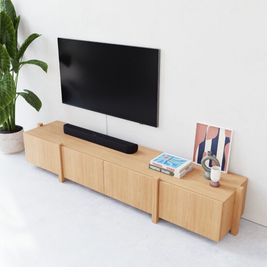 Elegant, Ruim en Functioneel dat is deze moderne eiken TV meubel Sento. Breng stijl en functionaliteit samen met deze moderne TV meubel. Het ontwerp heeft vier deuren en achter elke deur zit een legplank wat perfect is voor het opbergen van items die je uit het zicht wilt houden. Dit tv meubel is gemaakt van massief en gefineerd eiken met een natuurlijke afwerking, waardoor hij moeiteloos past in zowel moderne als Scandinavische interieurs.